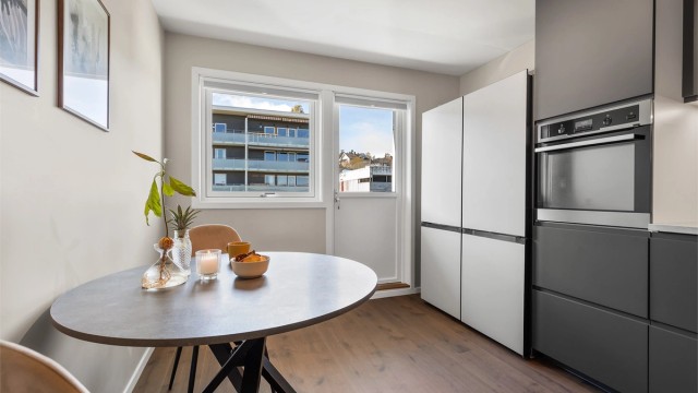 På kjøkkenet er det plass til et mindre spisebord og det er egen utgang til balkong.