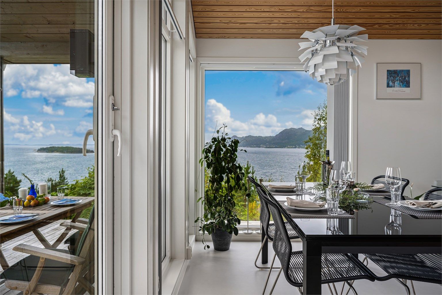 Fra kjøkken er det utgang til den herlige terrasse på 87 kvm, hvor man kan nyte gode solforhold hele dagen. og en flotte utsikten. 