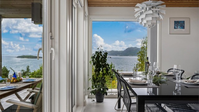 Fra kjøkken er det utgang til den herlige terrasse på 87 kvm, hvor man kan nyte gode solforhold hele dagen. og en flotte utsikten.