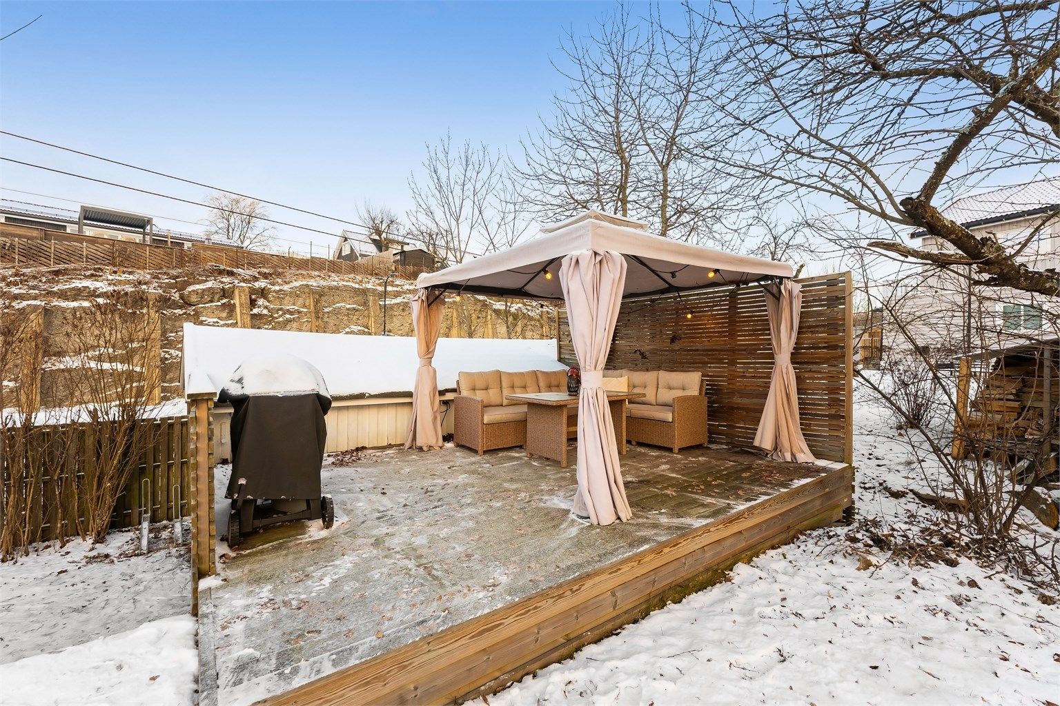Ved garasjen er det etablert en frittliggende terrasse på 19 m².