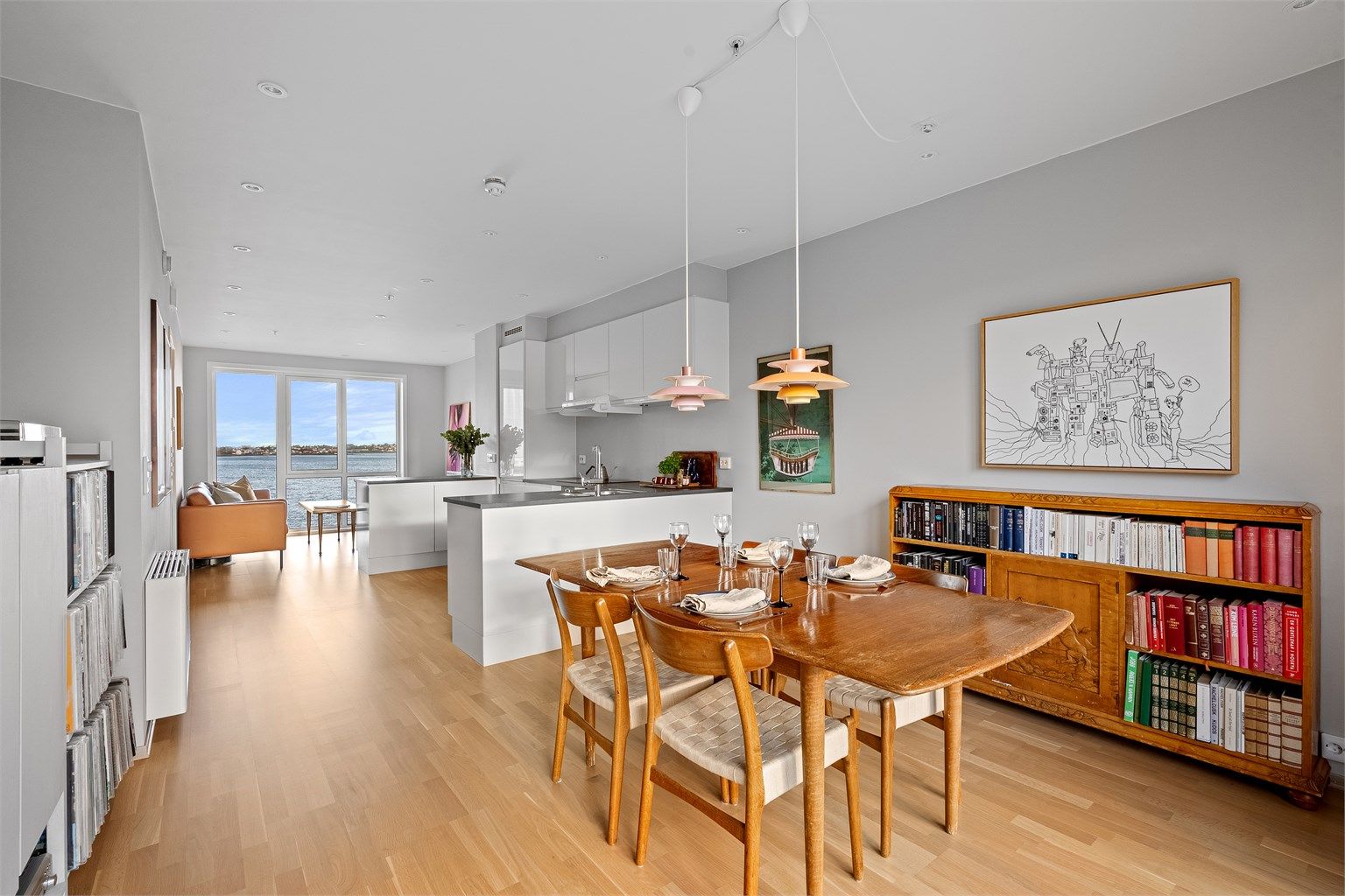 Siriskjeret 25, er en flott leilighet med nydelig sjøutsikt, store vindusflater og åpne flater. Leiligheten er en meget flott selveierleilighet midt i vannkanten. Nyoppført i 2014 og holder en gjennomgående god standard. Her kan en flytte rett inn!