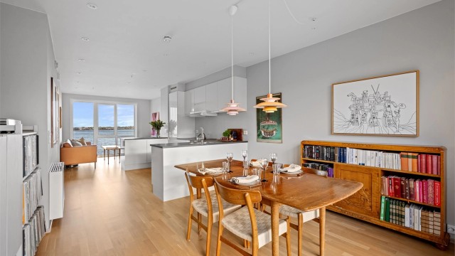 Siriskjeret 25, er en flott leilighet med nydelig sjøutsikt, store vindusflater og åpne flater. Leiligheten er en meget flott selveierleilighet midt i vannkanten. Nyoppført i 2014 og holder en gjennomgående god standard. Her kan en flytte rett inn!