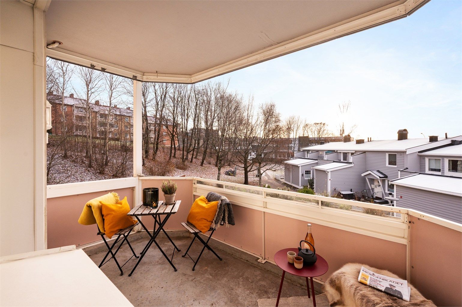 Boligen omringes til vanlig av grøntarealer og balkongen er solrik vinter som sommer