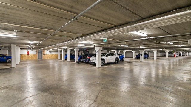 Fra garasjen er det heisadkomst direkte opp til leilighetens etasje.