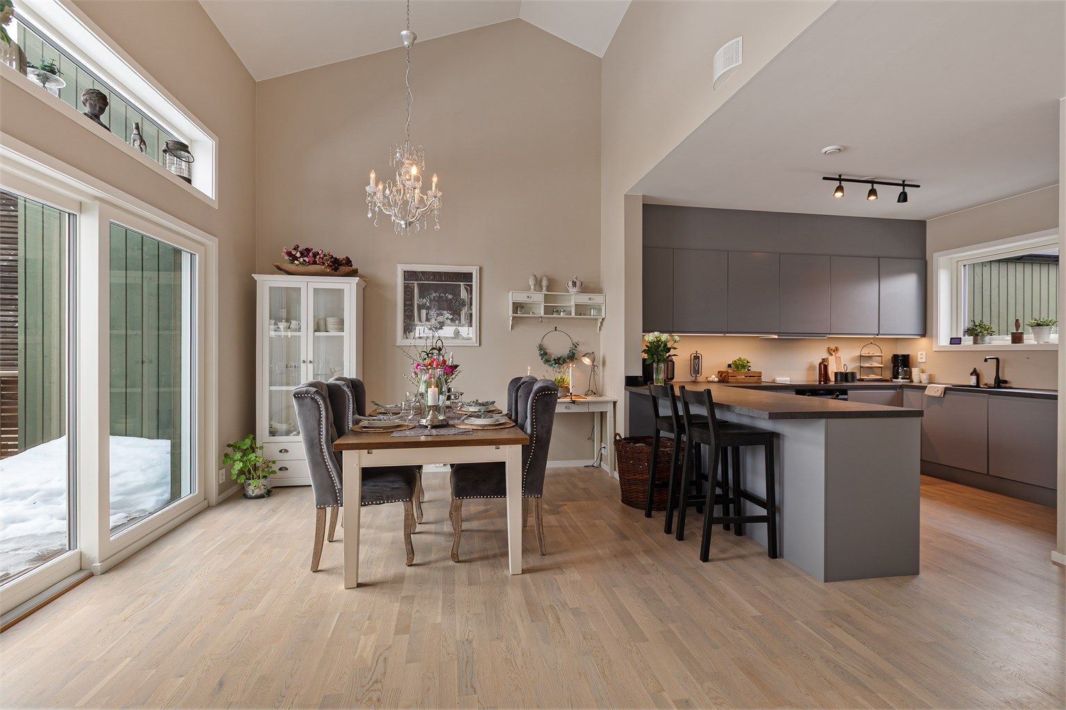 Kjøkken/spisestue - herlig takhøyde som gir veldig god romfølelse