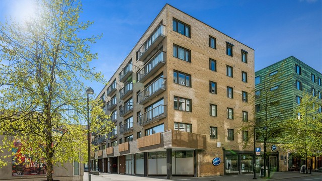 Solsiden er en av Trondheims mest populære bydeler og er kjent for sitt levende byliv, hyggelige uterestauranter, båthavn og nærhet til Nidelven.