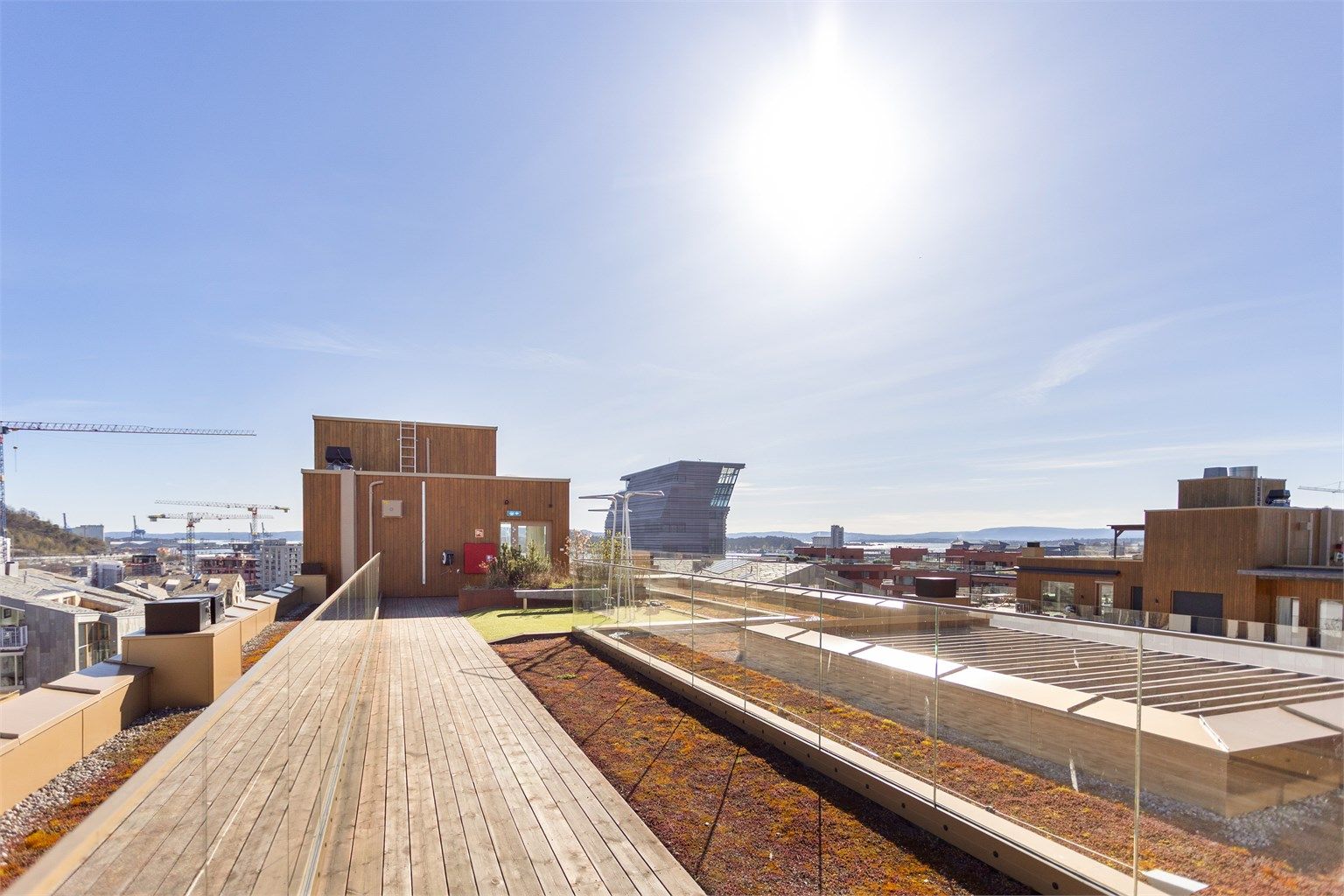 Sameiet har en fantastisk felles takterrasse med flere soner for avslapning og sosialt samvær.