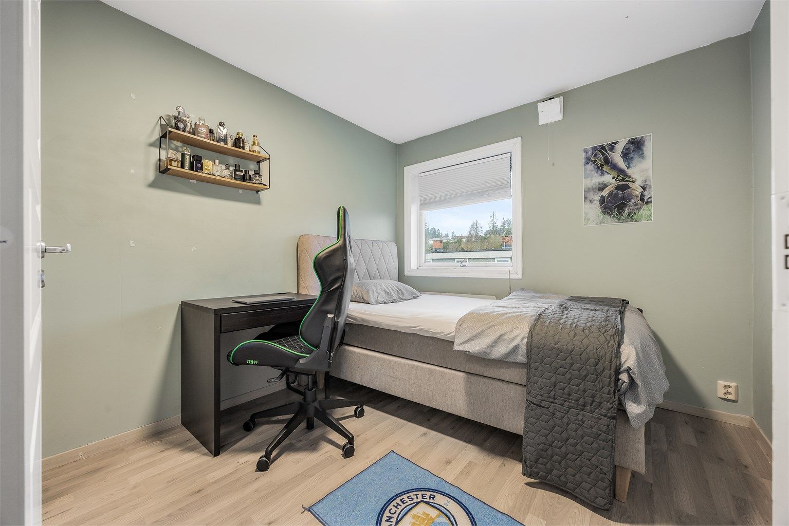 Det andre soverommet i etasjen, med god plass til seng og skrivepult.