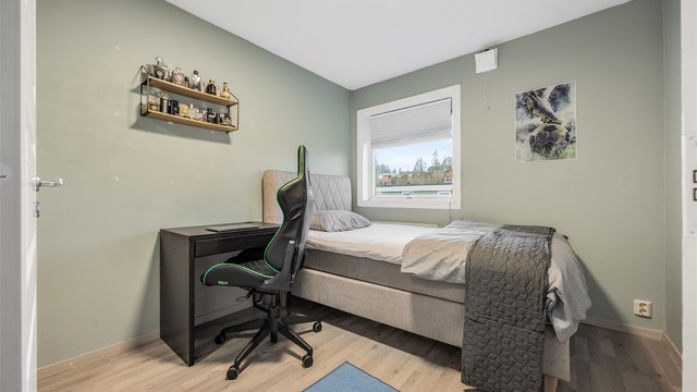 Det andre soverommet i etasjen, med god plass til seng og skrivepult.