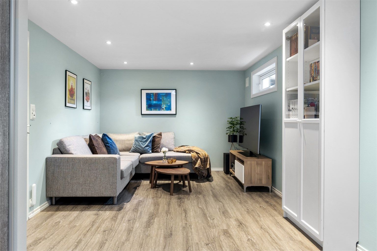 Rommet har downlights i taket og laminat på gulvet.