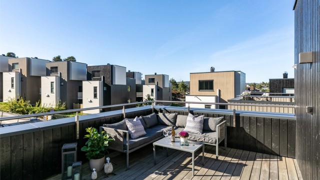 Ute på den luftige takaltanen er det siktlinjer mot vest og langstrakt utsikt helt til Jeløy.