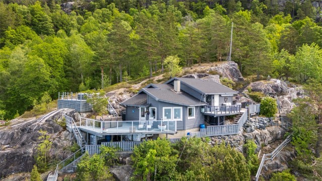 - Hytten ble oppført i 1988 og er tegnet av kunstner Arne Bakke Mælen -