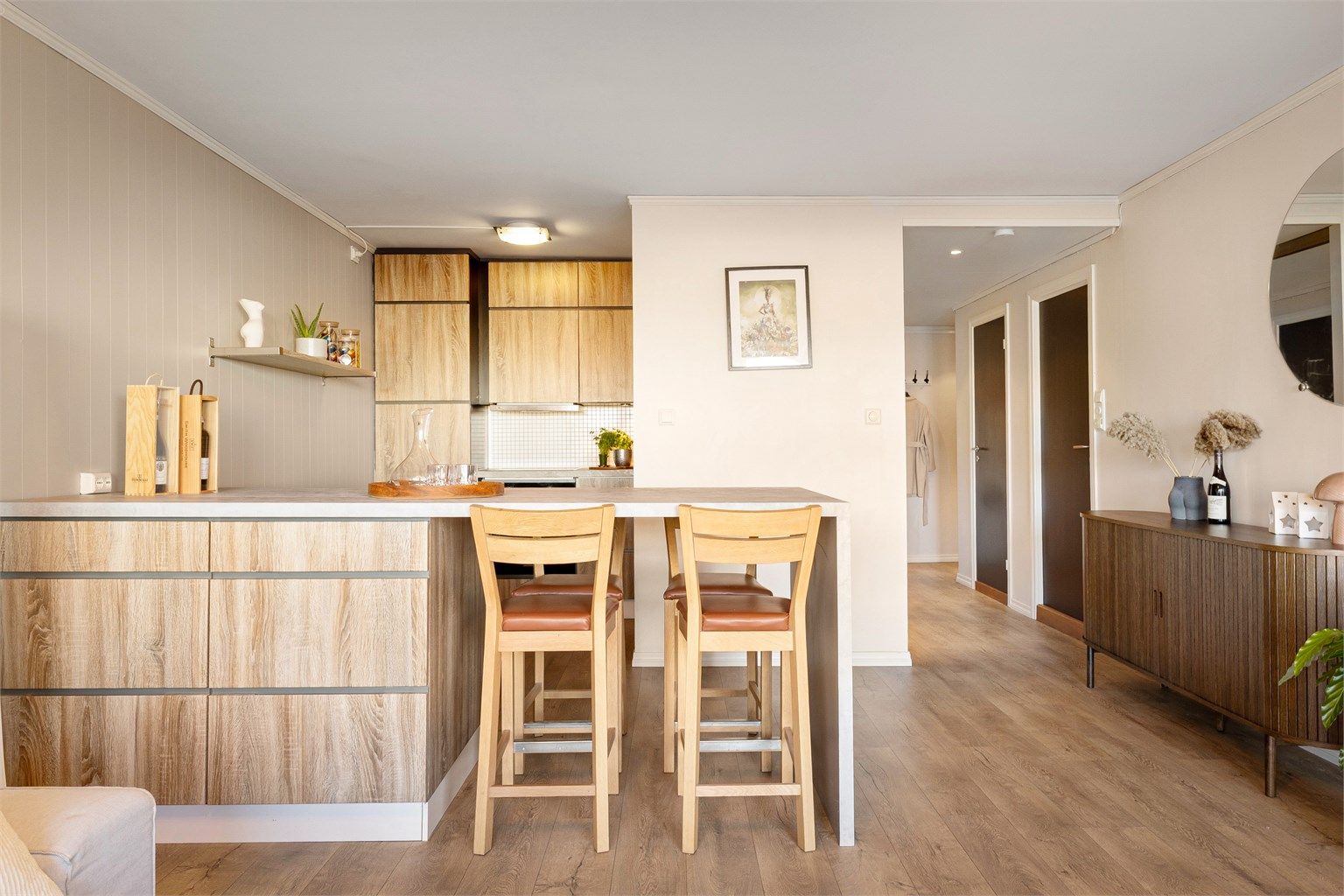 Lys og lekker leilighet med moderne fargtoner. Det er lagt varmefolie i gulv som gir en behagelig gulvflate. 