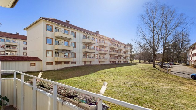 Rett utenfor døren finner du store, åpne plenarealer og sosiale møteplasser.