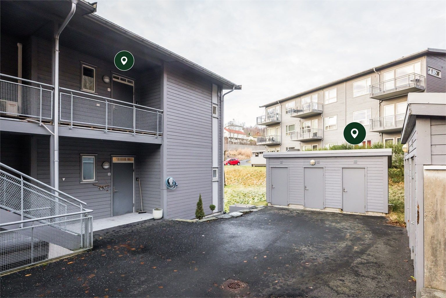 Leilighetens plassering i byggets 3. Etasje og boden på bakkeplan ved 2. etasje.