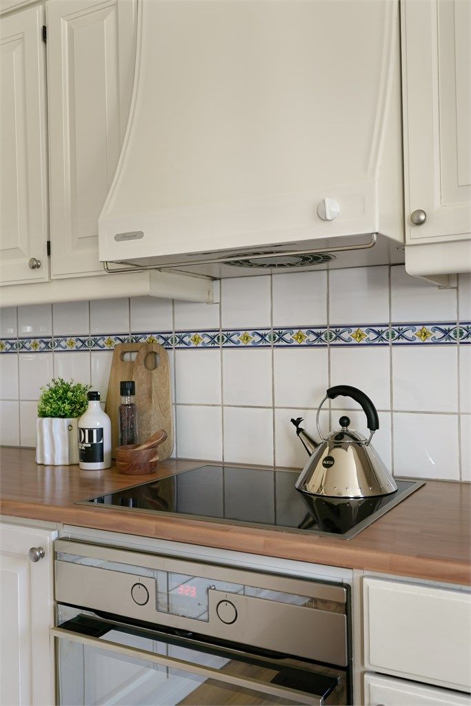 Kjøkkenet er utstyrt med integrert stekeovn, platetopp og oppvaskmaskin, i tillegg til plass for frittstående kjøleskap med fryser