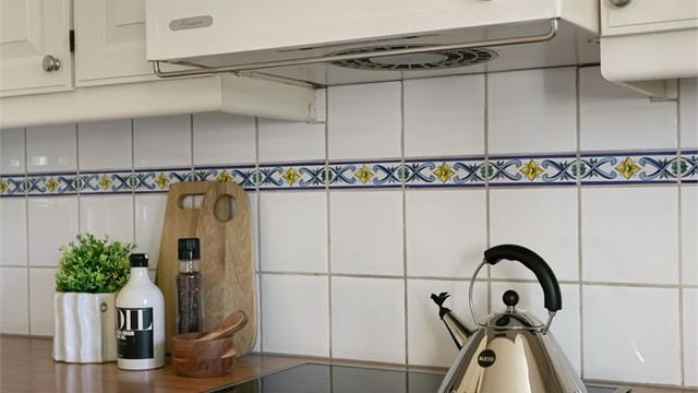 Kjøkkenet er utstyrt med integrert stekeovn, platetopp og oppvaskmaskin, i tillegg til plass for frittstående kjøleskap med fryser