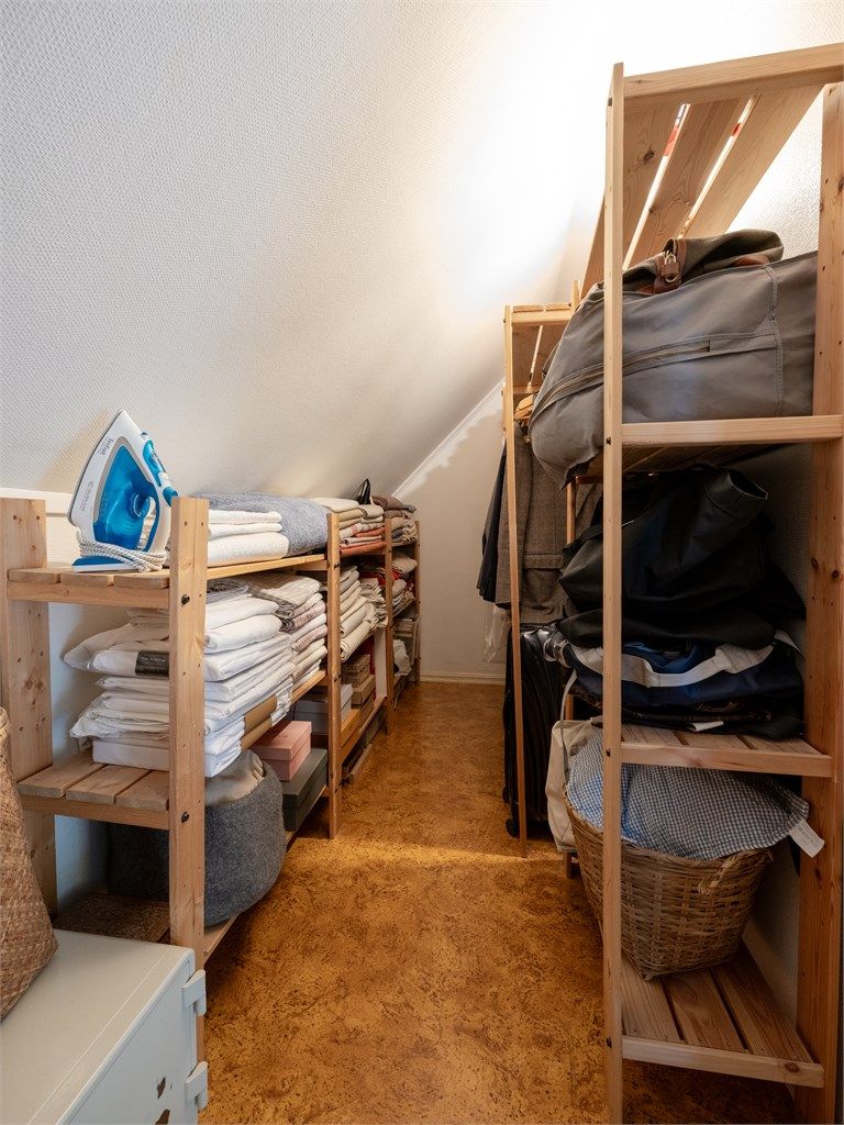 Fra hovedsoverommet er det direkte adkomst til boligens kott som kan innredes med hyllesystemer langs veggen for ønsket oppbevaring. 