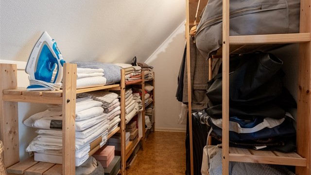 Fra hovedsoverommet er det direkte adkomst til boligens kott som kan innredes med hyllesystemer langs veggen for ønsket oppbevaring.