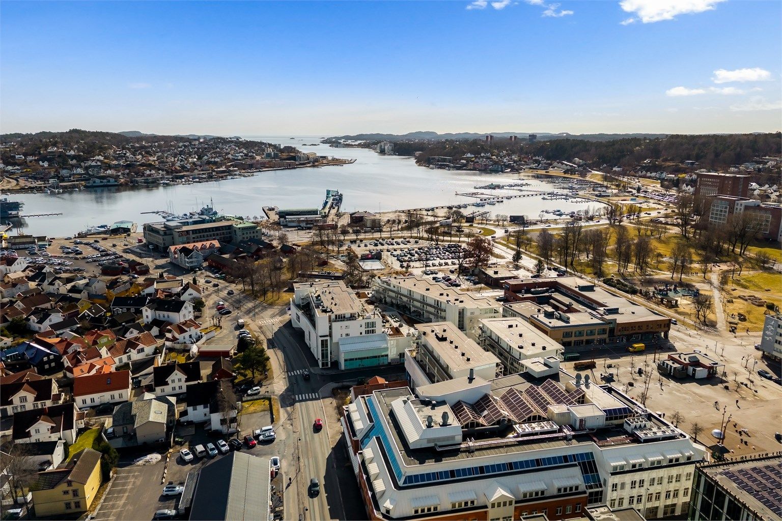 Sandefjord sentrum ligger vakkert til ved fjorden, og byr på flotte turmuligheter langs sjøen.
