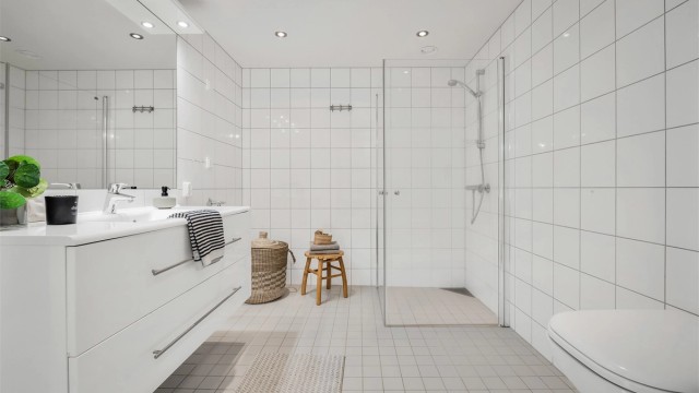 Lyst flislagt bad med downlights i tak og gulvvarme.