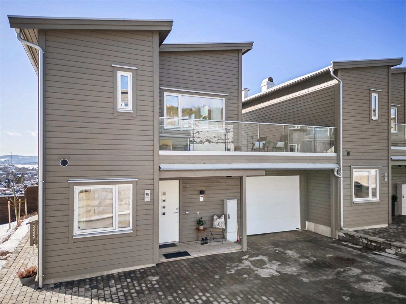 Lekker og nyere kjedet enebolig med flott utsikt. Attraktivt område med kort vei til marka. Foto: Emotional Landscape Production Ole Thoresen