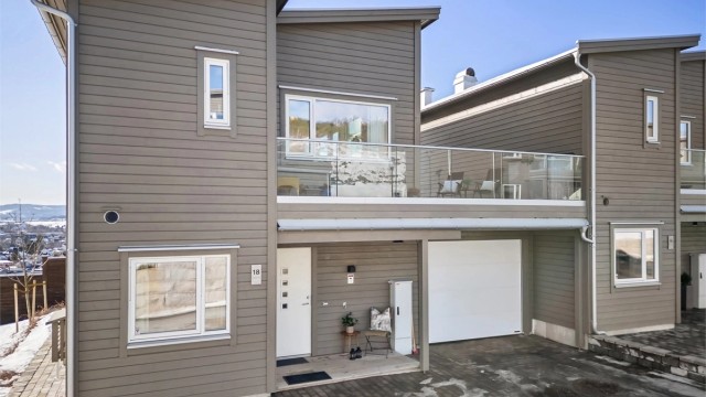 Lekker og nyere kjedet enebolig med flott utsikt. Attraktivt område med kort vei til marka. Foto: Emotional Landscape Production Ole Thoresen