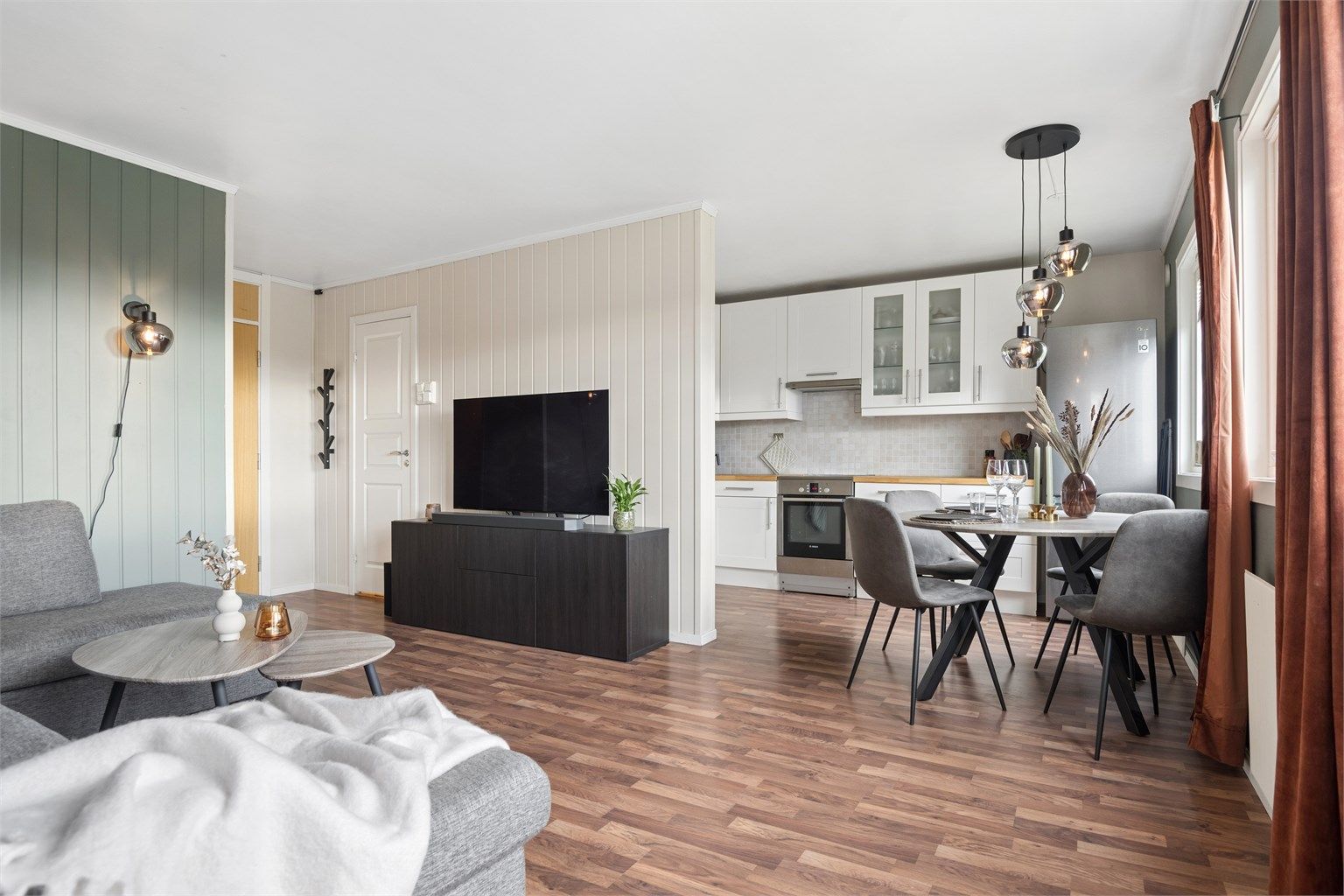 Laminat på gulv, panelplater på vegg og malt himling. 
