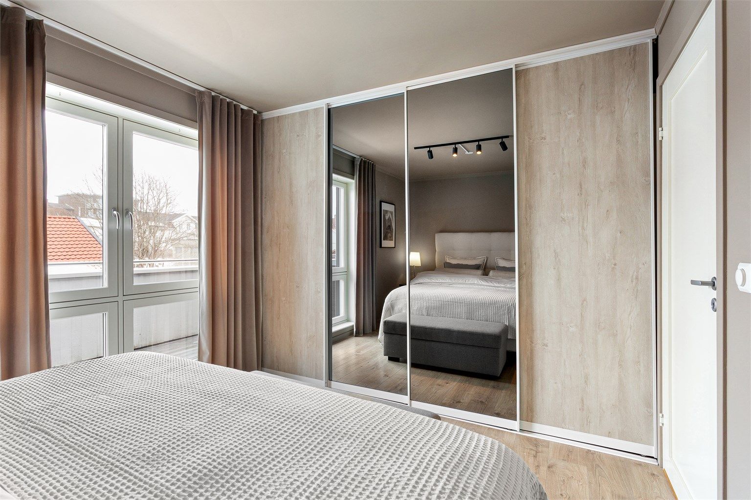 Soverom 1 med praktisk oppbevaring i skyvedørsgarderobe