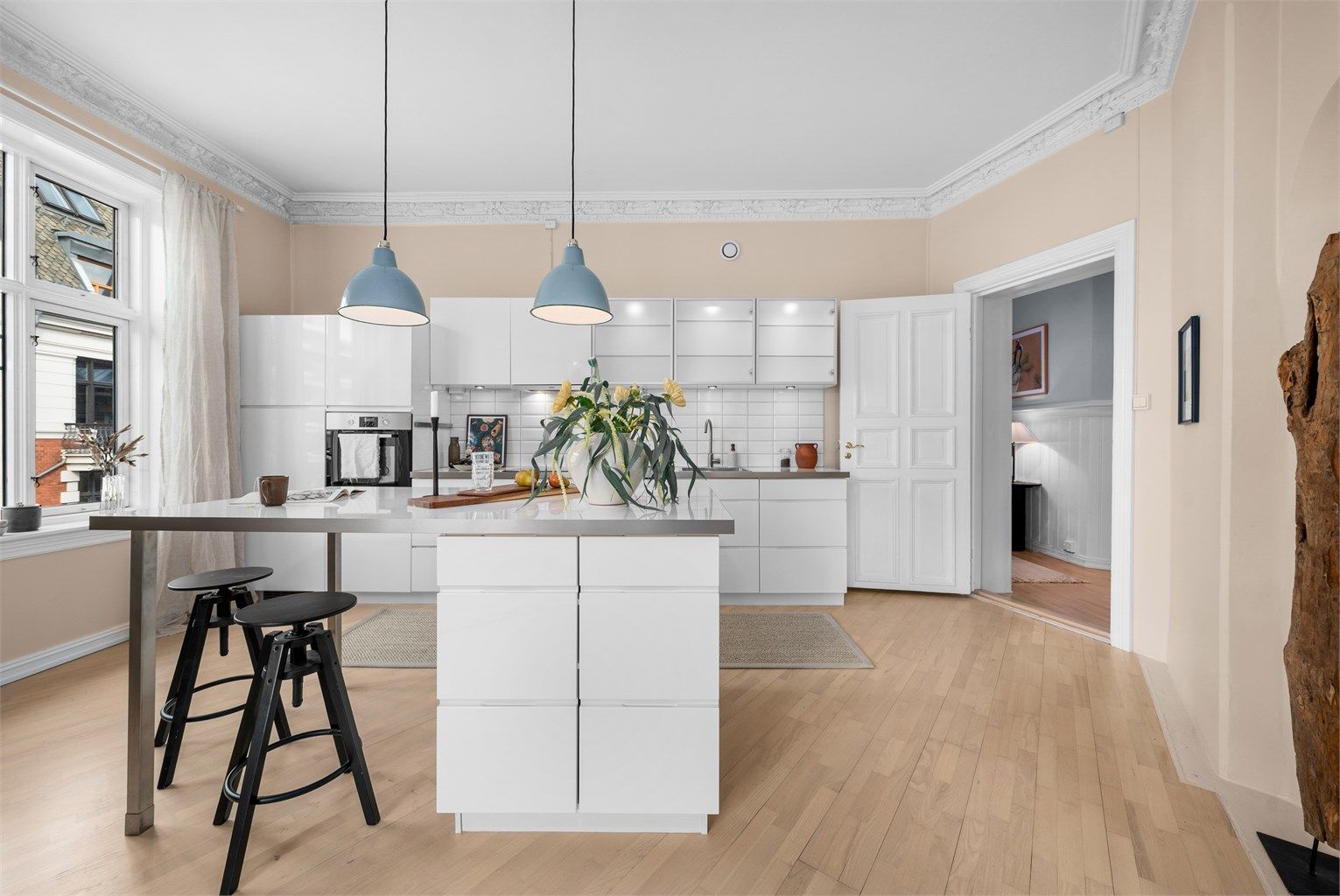 Stort og lekkert kjøkken med hvit, høyglans kjøkkeninnredning fra 2010. Sentralt plassert kjøkkenøy med spiseplass. 