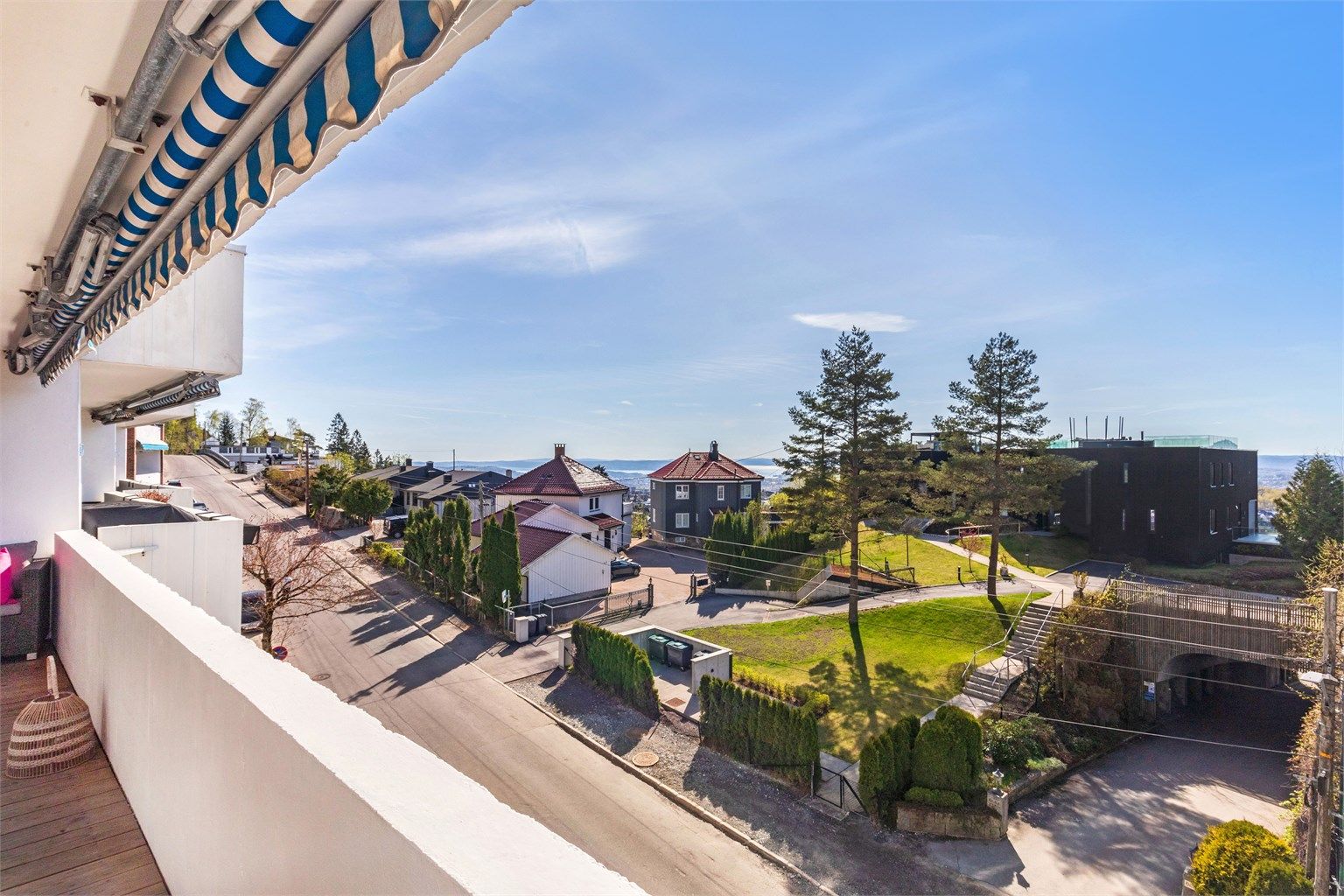 Terrassen har gode sol- og utsiktsforhold