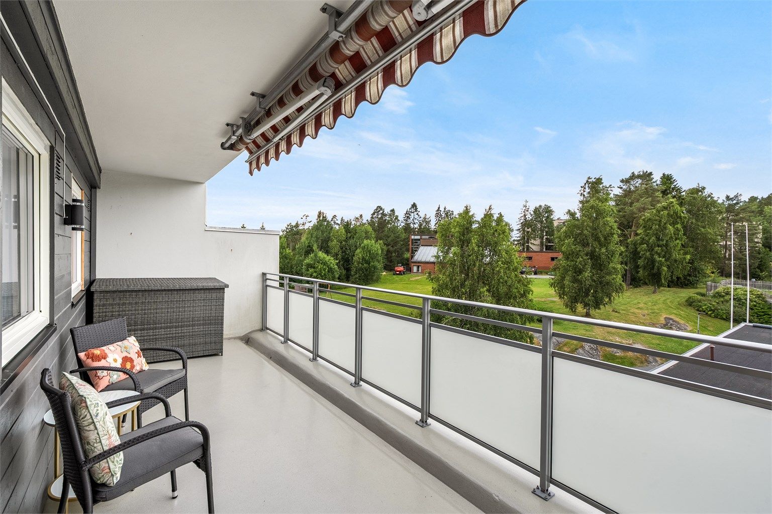 Balkong fra soverom - delvis overbygget balkong med markise på ca. 16 kvm - her kan du sitte med kaffen og skue over dine nye hyggelige naboer