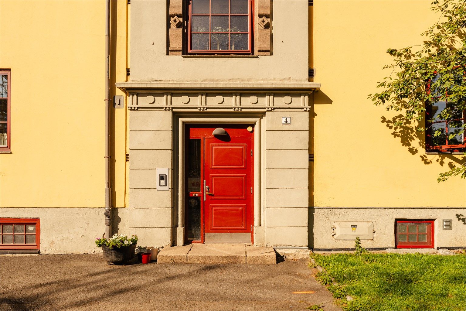 Svært innbydende inngangsparti. Kjøkkenvinduet til høyre i bildet. 