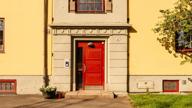 Svært innbydende inngangsparti. Kjøkkenvinduet til høyre i bildet.