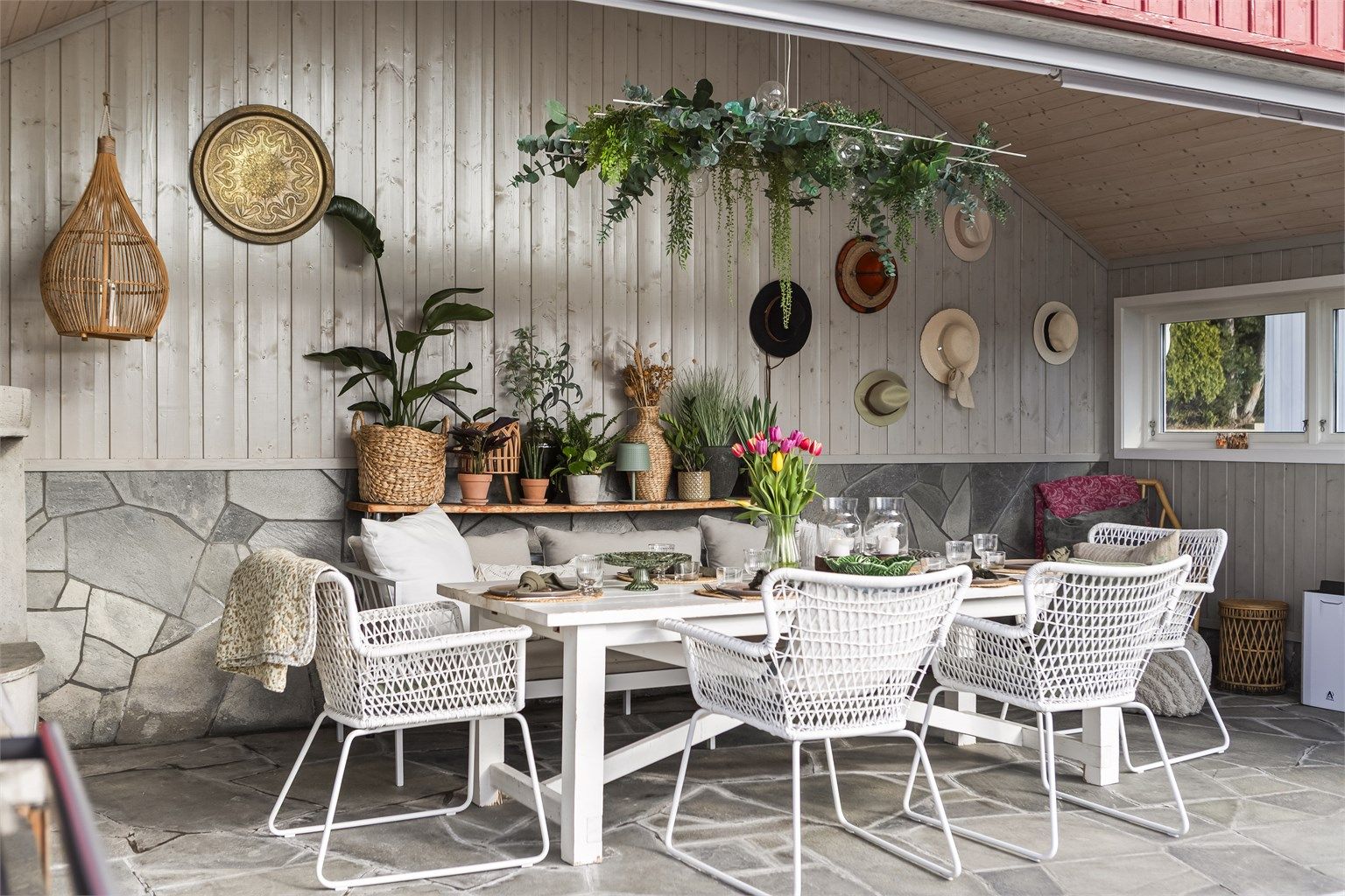 Hagestuen er innredet for sosiale sammenkomster, med god plass til spisebord. Denne brukes nesten året rundt.