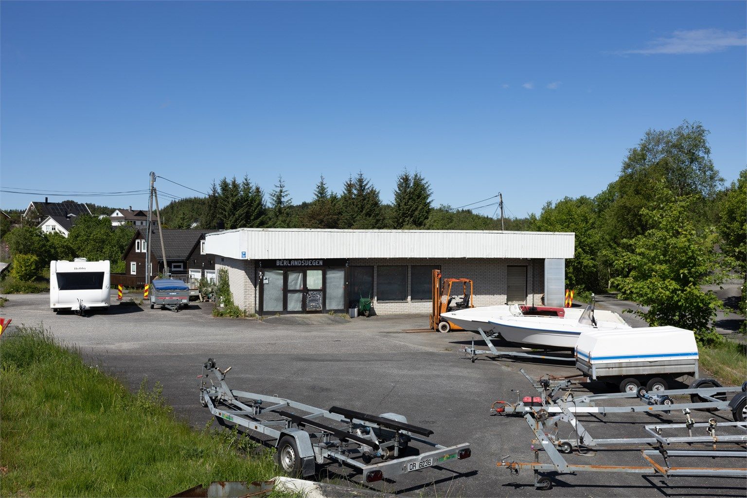 Eiendommen består i dag av et næringsbygg over en etasje med tilhørende stor parkering. Samlet areal her er 336 m² BRA-I.  Det foreligger imidlertid rammetillatelse datert 27.05.2024, til riving av eksisterende bygg og oppføring av nytt bygg, 4-mannsbolig