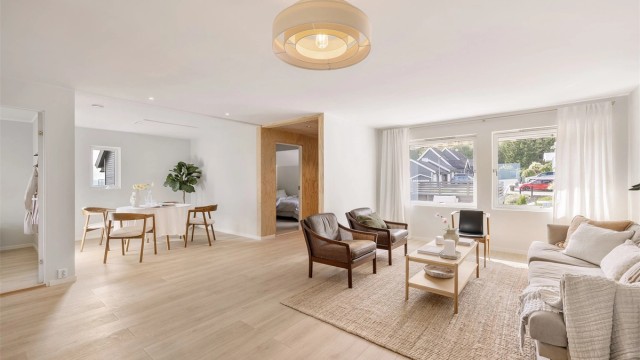 Leiligheten har mange muligheter. God plass til stor spisestue samt sofagruppe.