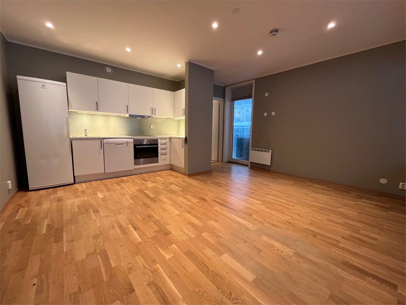 Velkommen til hyggelig og romslig 1-roms leilighet. Oppusset 2018 og stor hjørnebalkong. 