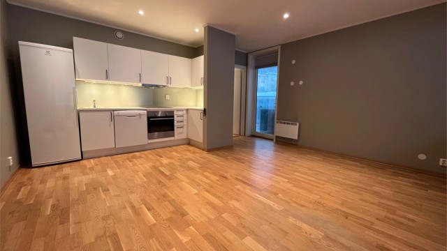 Velkommen til hyggelig og romslig 1-roms leilighet. Oppusset 2018 og stor hjørnebalkong.