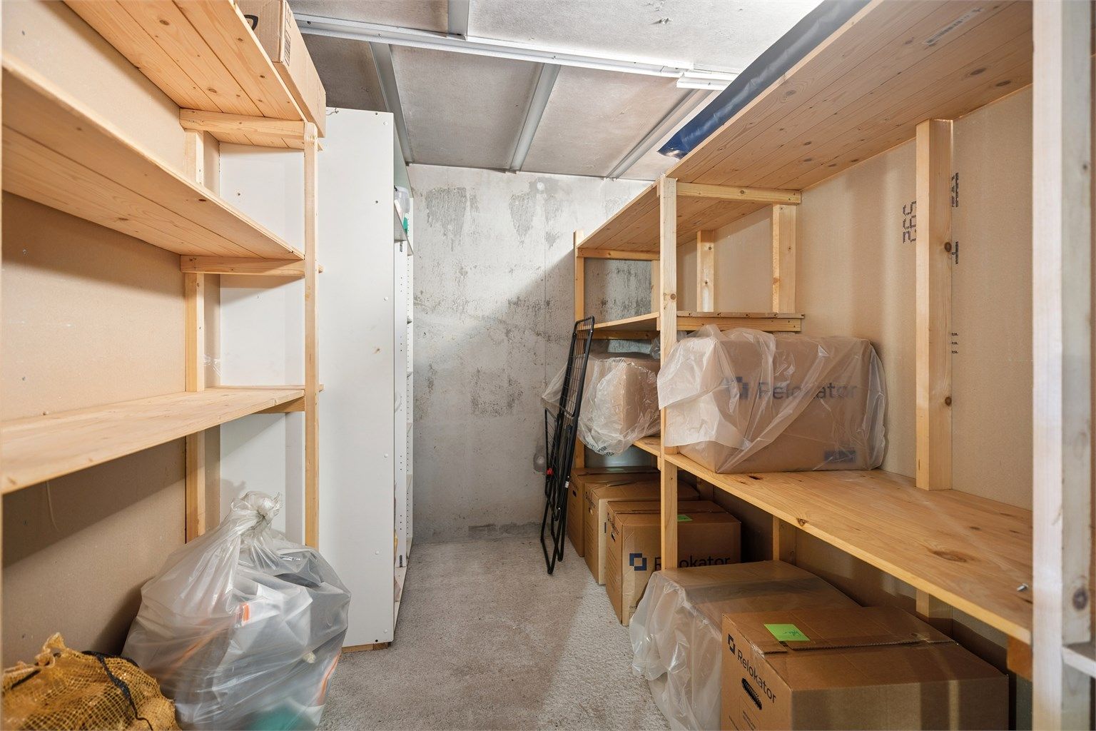 Boligen disponerer to boder - En i kjeller og en i leiligheten.