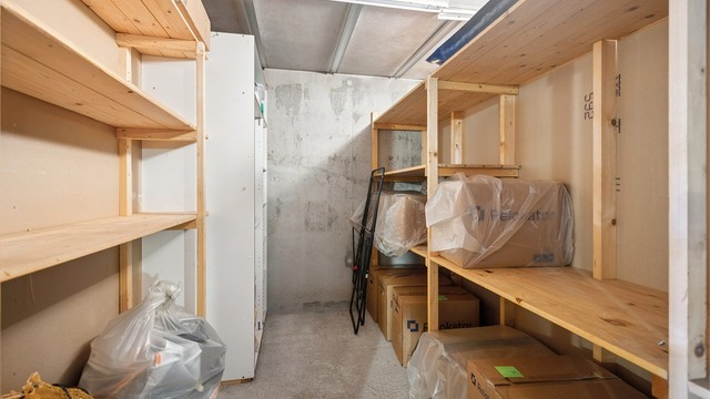 Boligen disponerer to boder - En i kjeller og en i leiligheten.