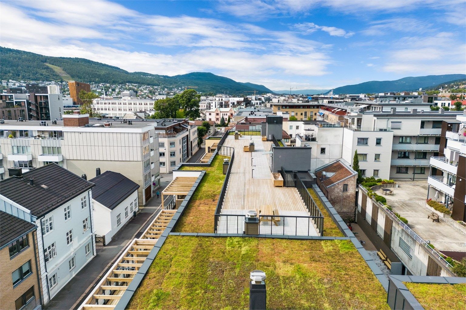 Kort gangavstand til bussholdeplass, Engene park og flere servicetilbud - Sommerbilde fra tidligere annonse.