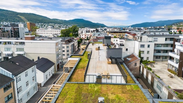 Kort gangavstand til bussholdeplass, Engene park og flere servicetilbud - Sommerbilde fra tidligere annonse.