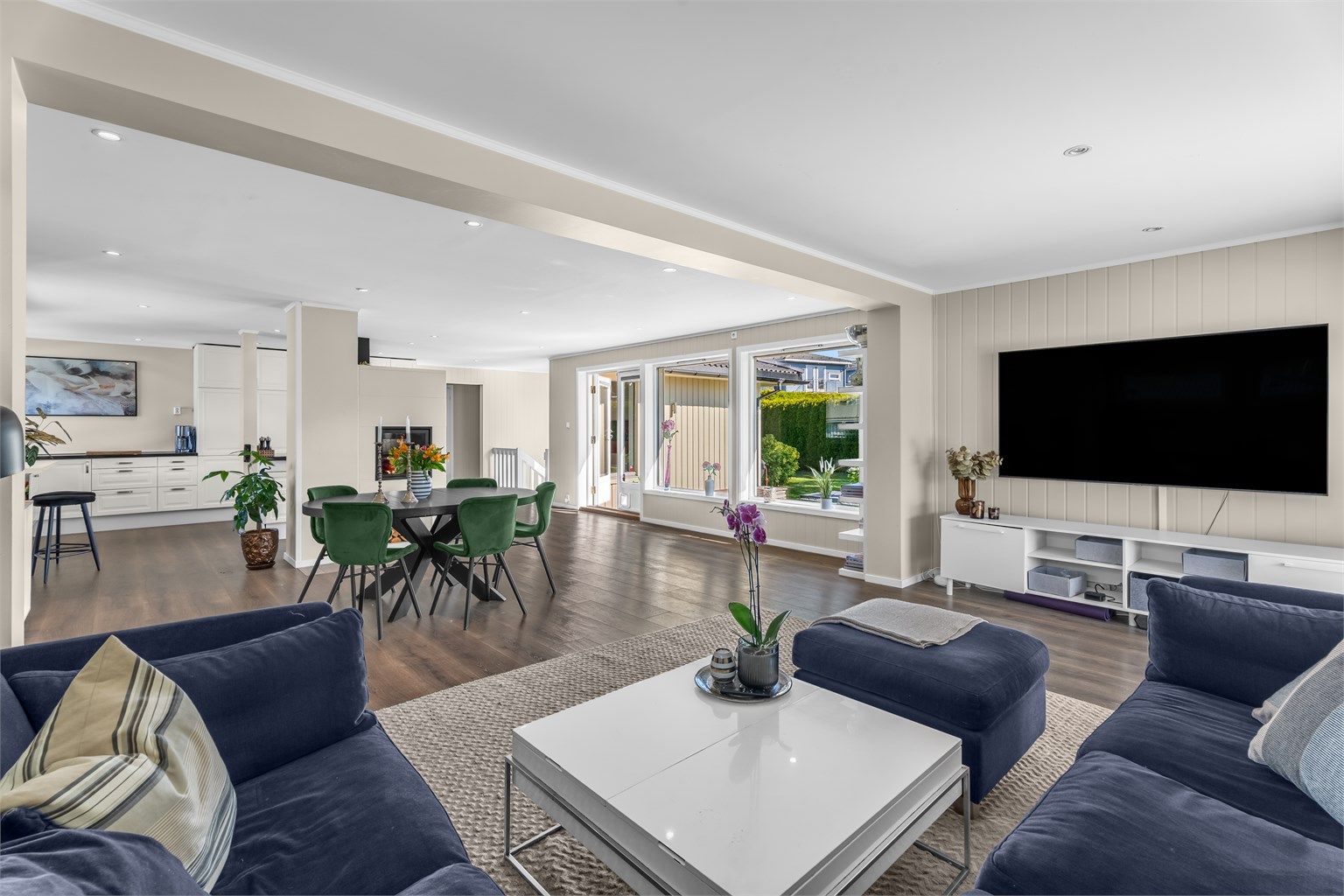 Stor og romslig stue med flere innredningsmuligheter