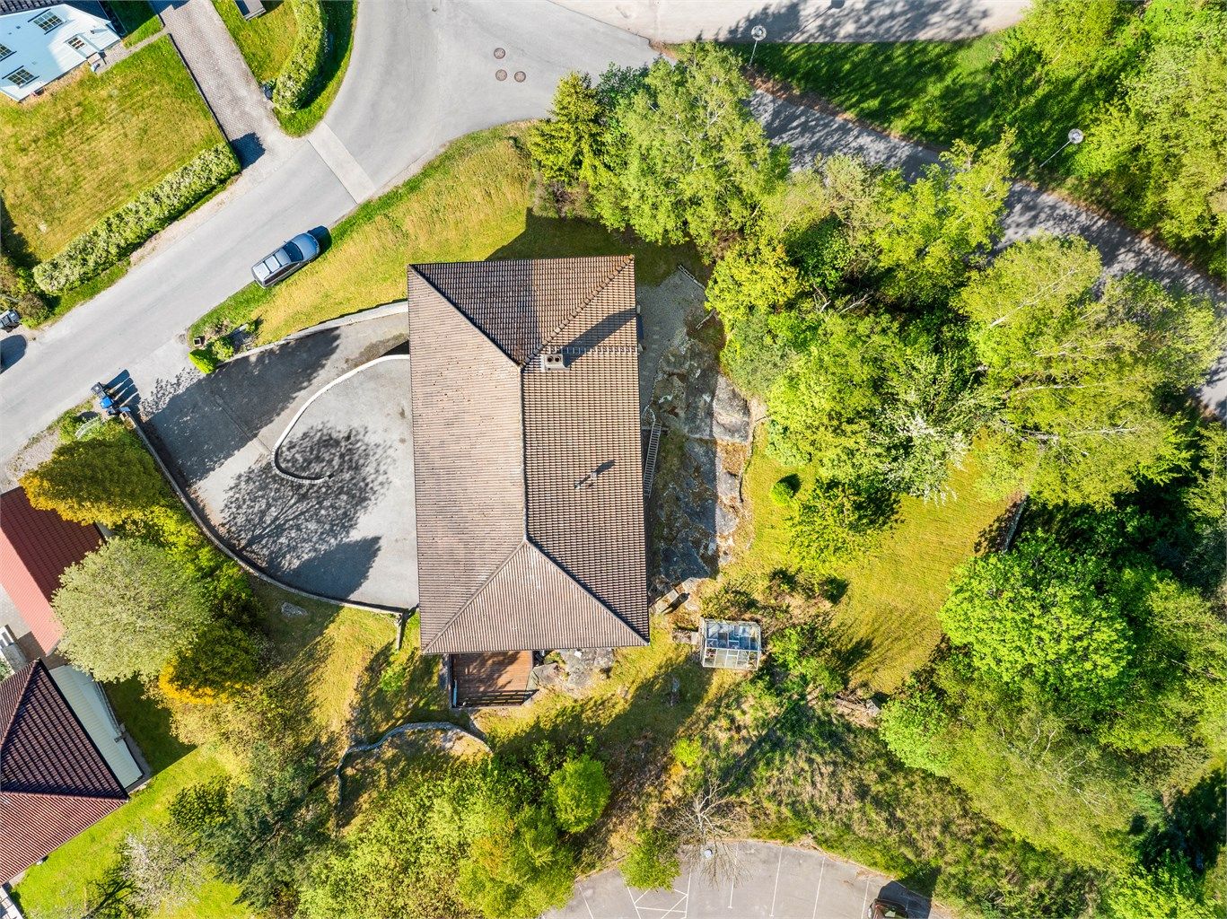 Eiendommen har en attraktiv beliggenhet internt i nabolaget, ved enden av Hroars vei. Tomten er på romslige 1.408 kvm.