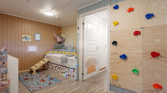 Et drømmerom for familiens minste, med rikelig plass til lek, aktivitet og oppbevaring av leker og utstyr.