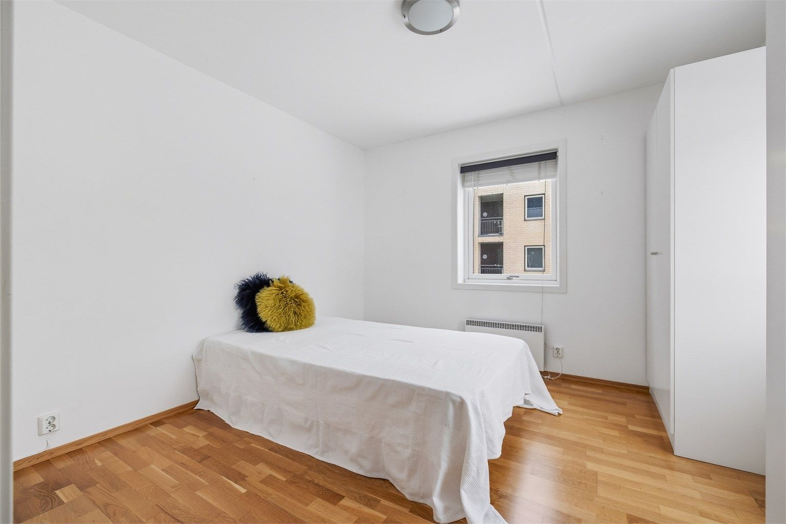 Soverom 1. God størrelse med god plass til seng og garderobeskap. 