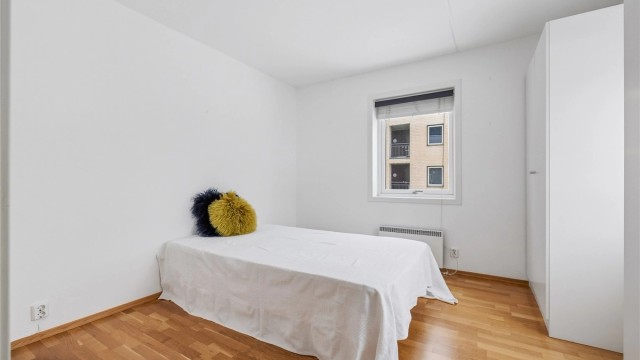 Soverom 1. God størrelse med god plass til seng og garderobeskap.