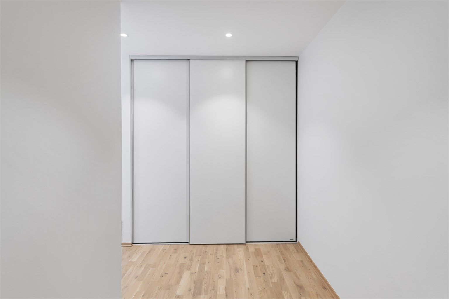 Det medfølger et garderobeskap i gangen som gir godt med lagringsmuligheter.