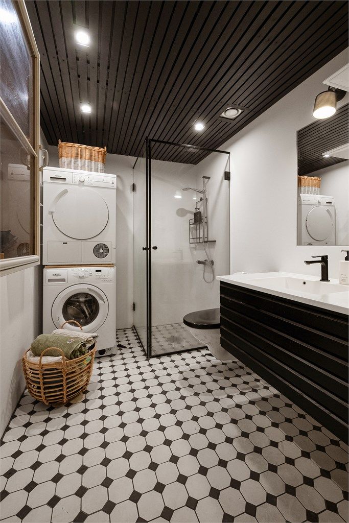 Badet består av vegghengt servantskap fra Unoform med heltstøpt Corian heldekkende servant og armatur, speil over servant med overlys, dusjnisje med innfellbare og dusjarmatur, samt vegghengt toalett. Plass og opplegg til vaskemaskin og tørketrommel